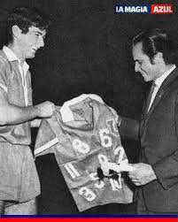 Imagen Braulio Musso recibiendo camiseta homenaje.
